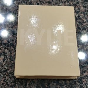 Kylie cosmetics: Pressed illuminating powder